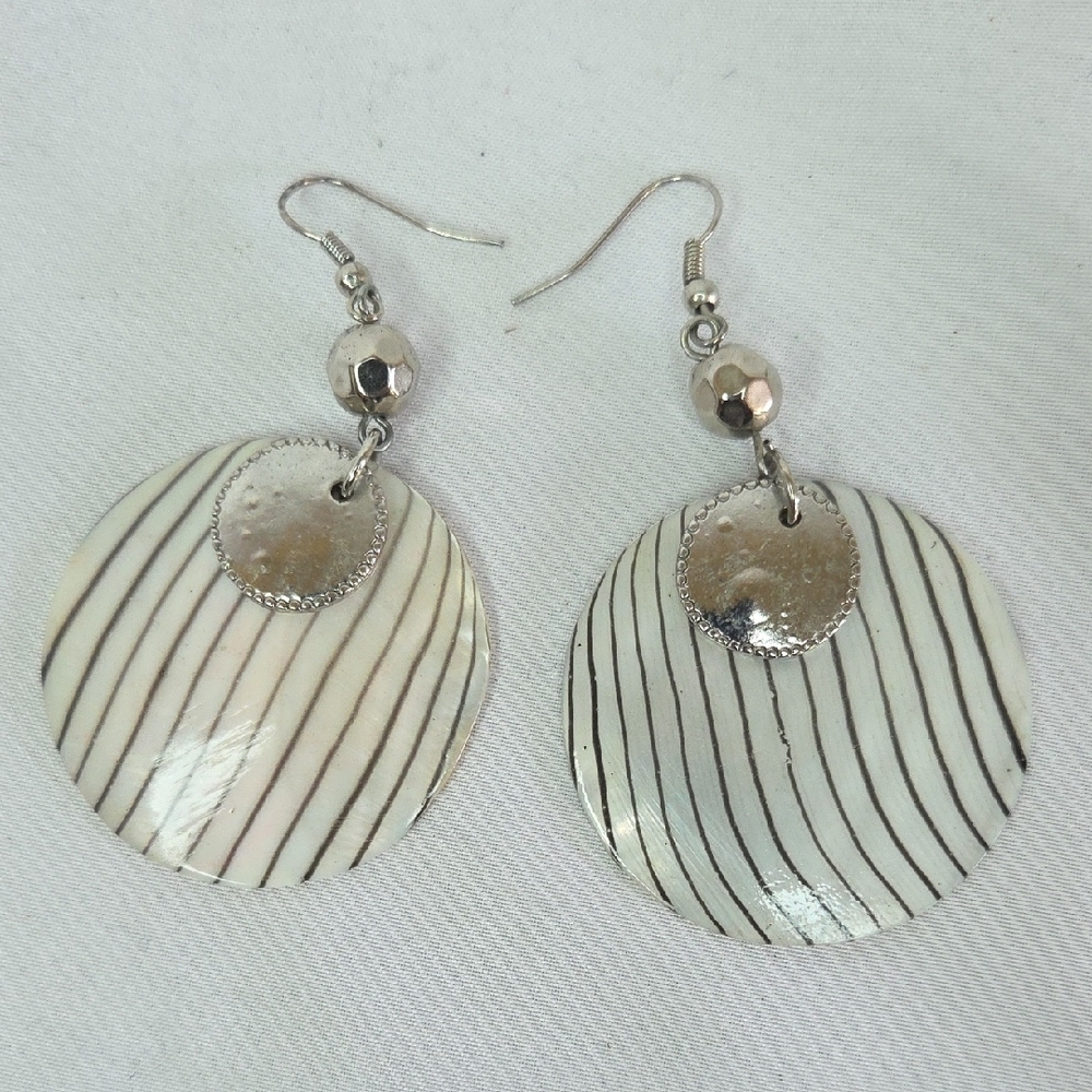 Silver Cream Sea Shell Striped Earrings Dangly Costume Jewelry Good Condition